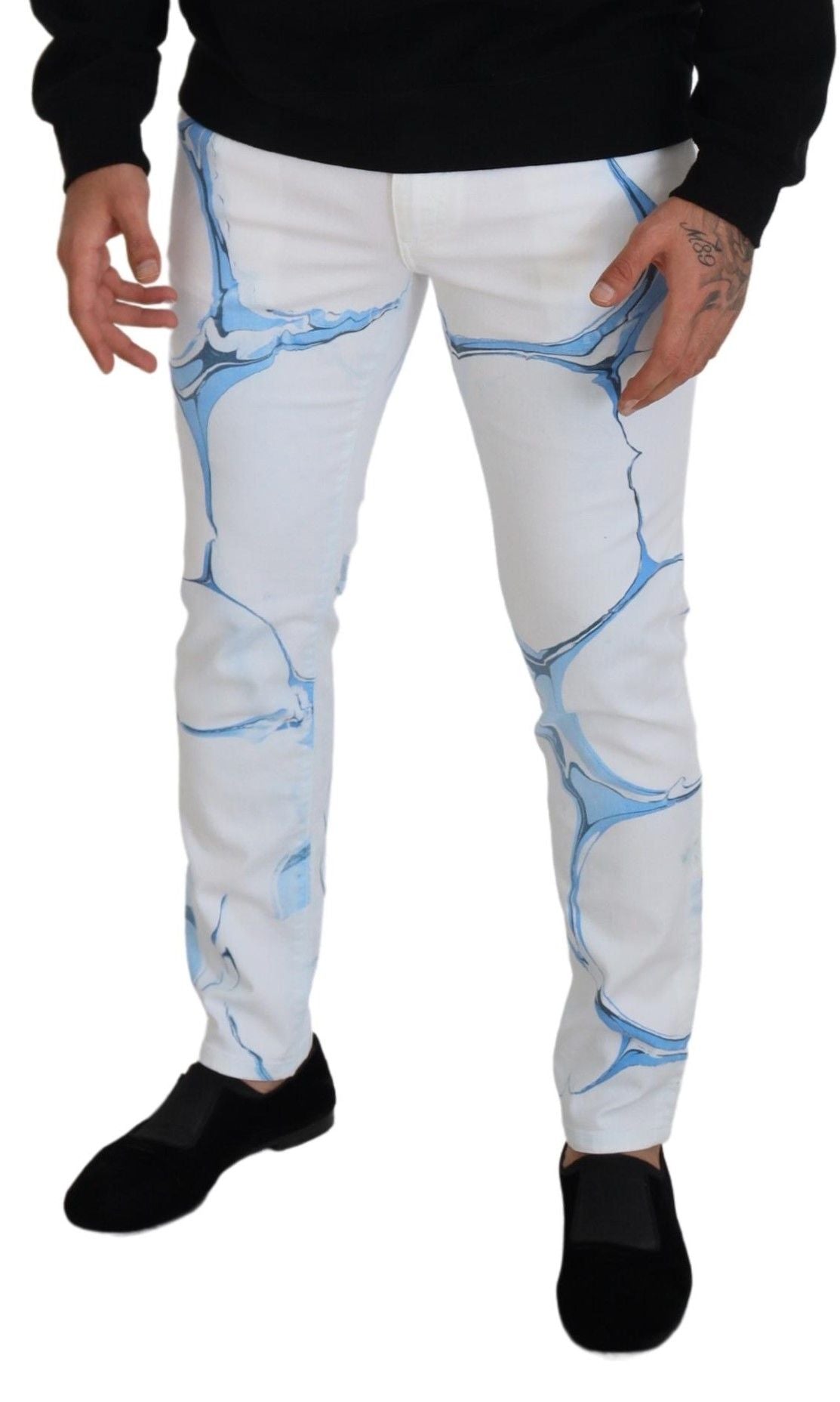 Man wearing blue jeans with white cracks