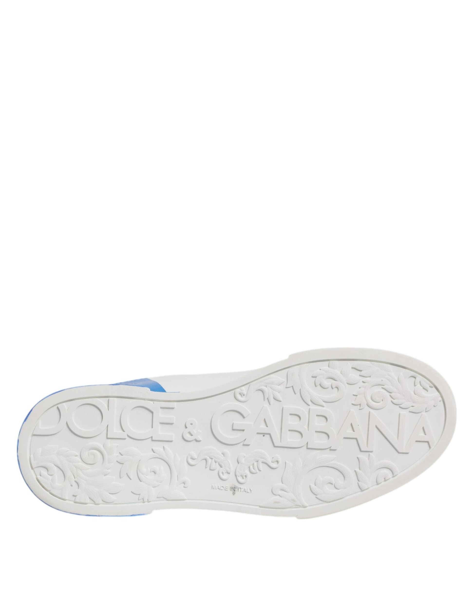 A single white and blue leather sneaker with a logo on the side, featuring the brand name "Dolce & Gabbana"