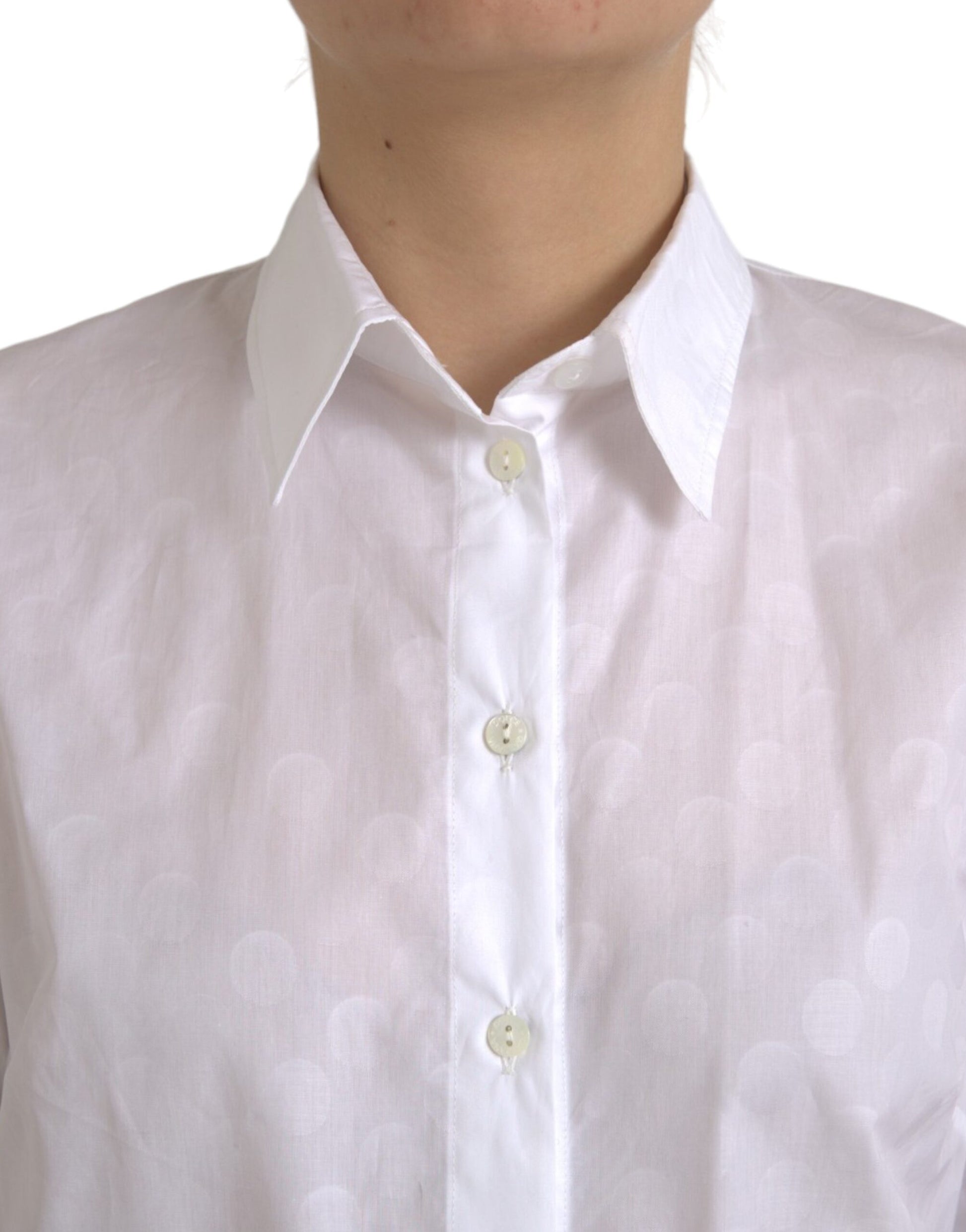 Woman wearing white shirt with collar