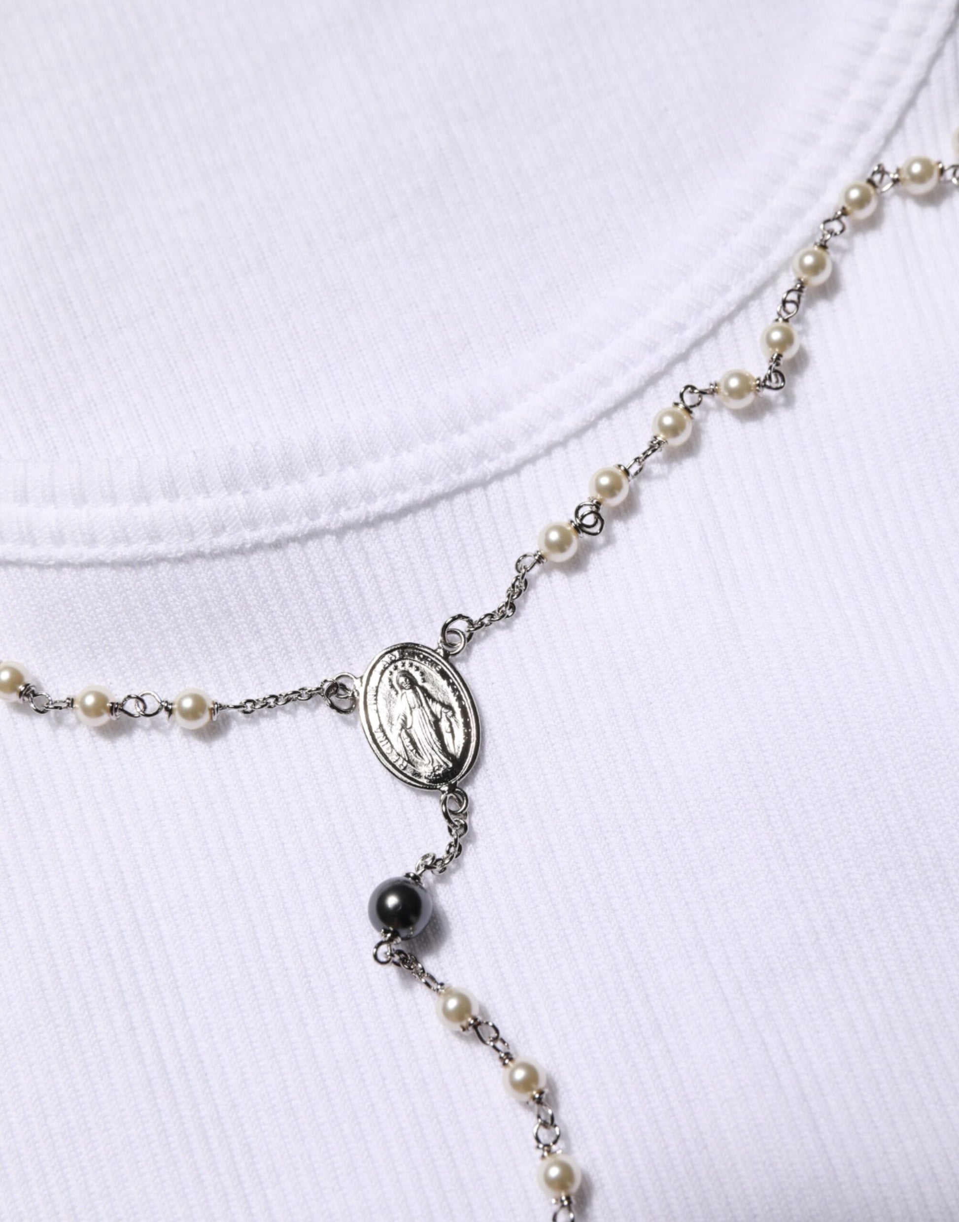 Necklace with pearls and a cross pendant