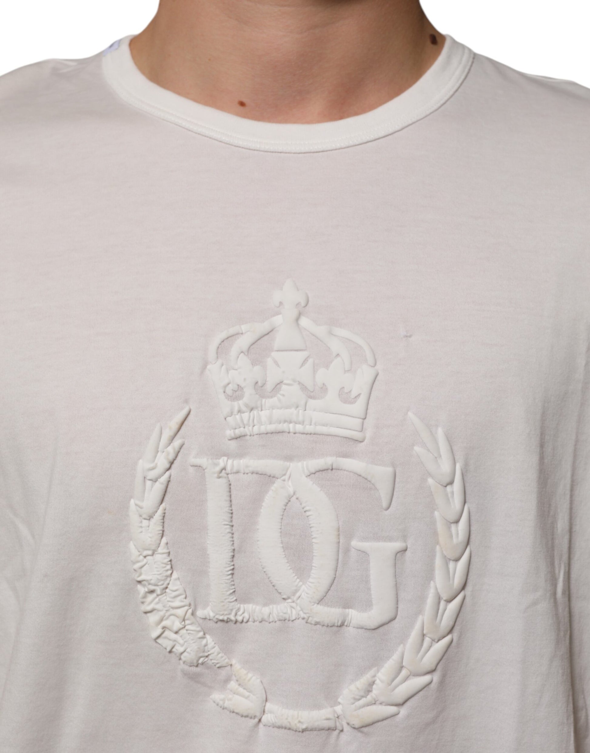 White t-shirt with embroidered logo