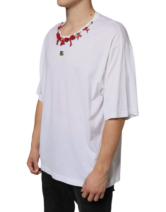 White t-shirt with red necklace