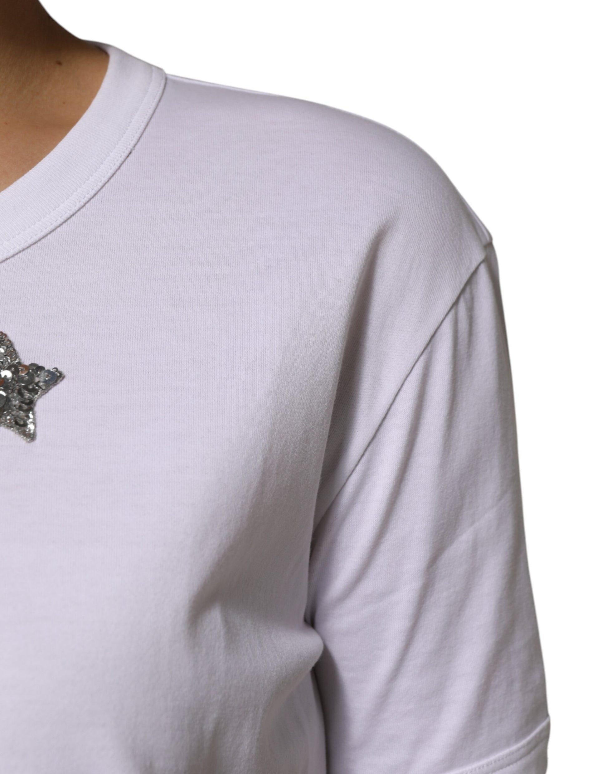 Long sleeve white shirt with a decorative element on the shoulder