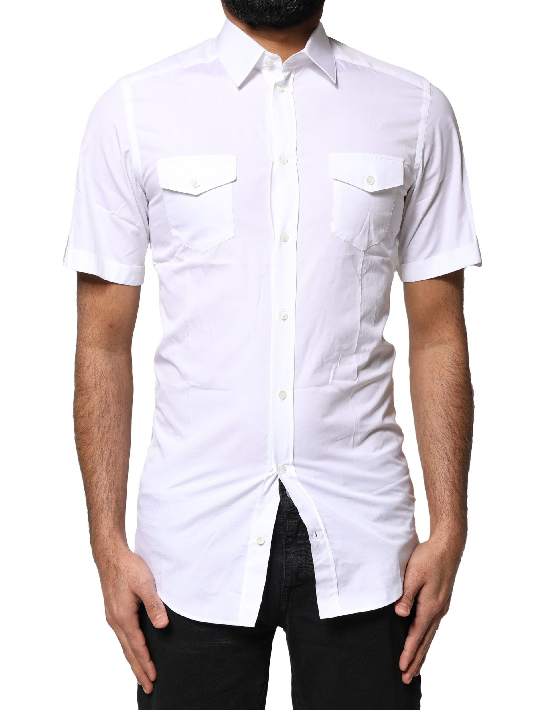Man wearing white shirt with short sleeves