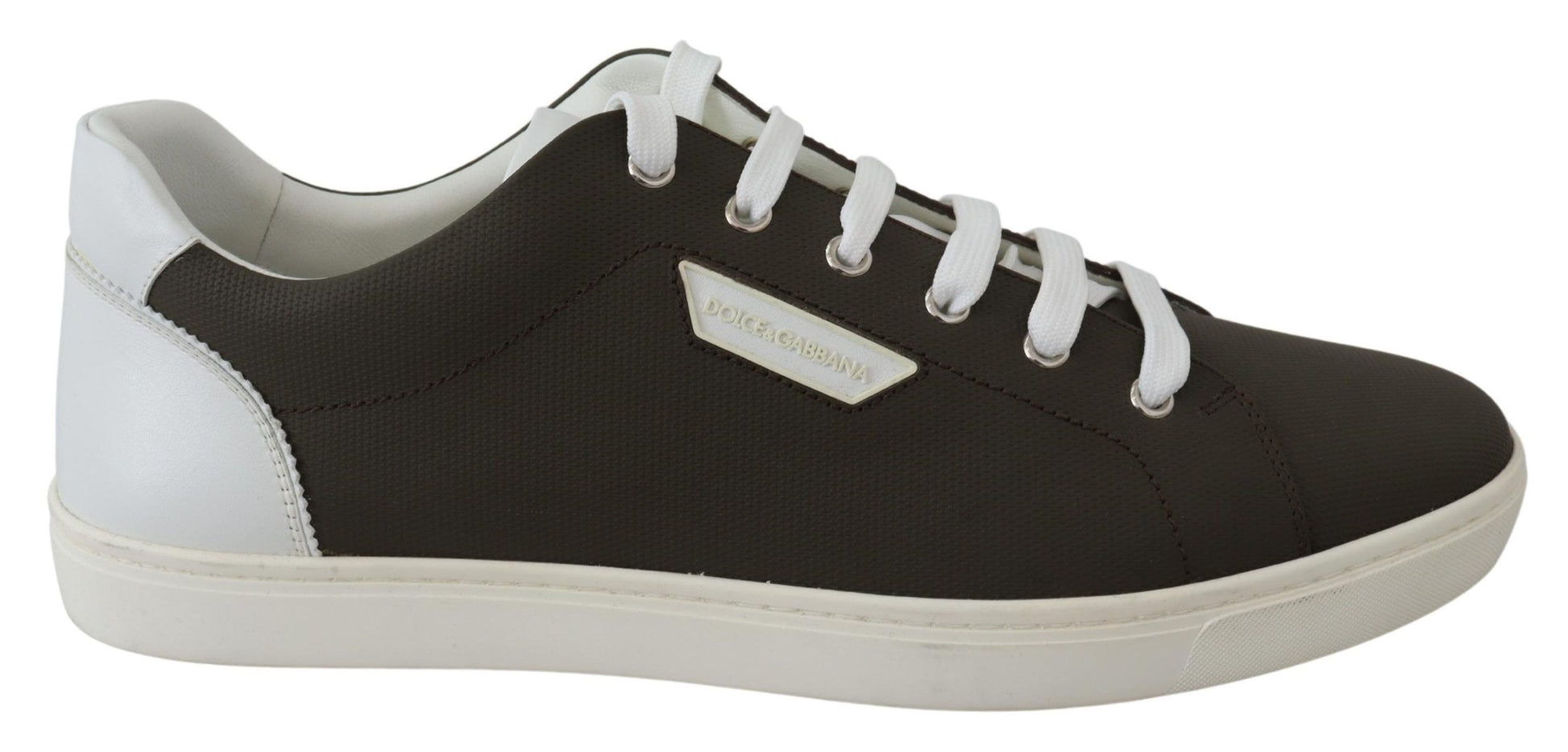Black sneaker with white laces
