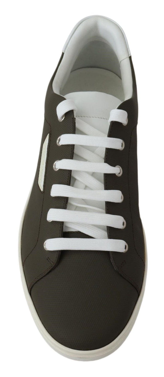 Black sneaker with white laces