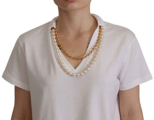 Woman wearing gold necklace with pearls