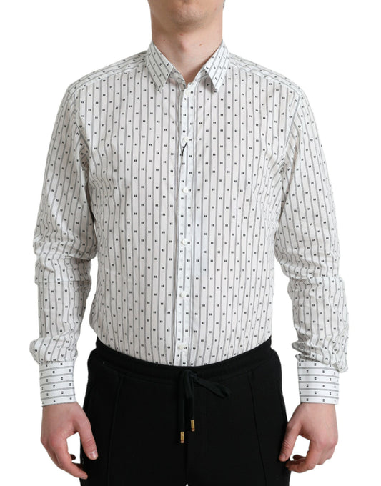Man wearing a patterned shirt with long sleeves