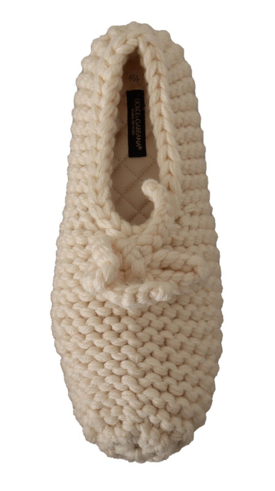 Knitted shoe with a pointed toe and ribbed texture