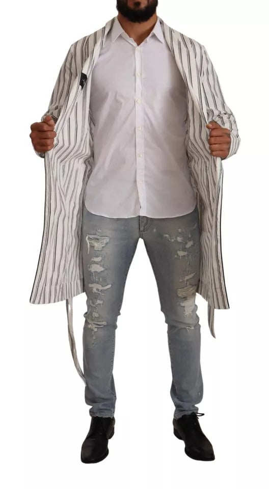 Man wearing a white shirt and jeans