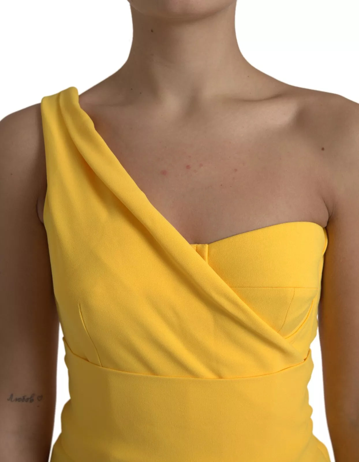 Yellow strapless dress on woman's torso