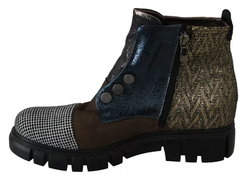 Brown boot with black laces and gold pattern on side