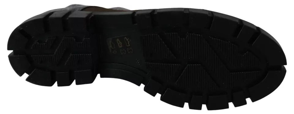 Tread pattern on bottom of shoe