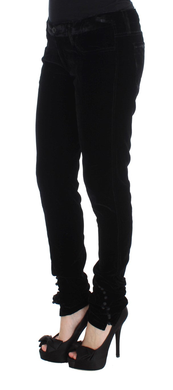 Pair of black pants with high waist and slim fit