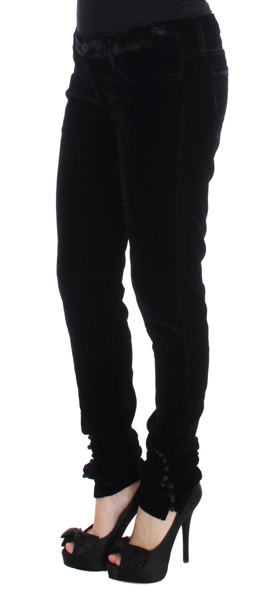 Pair of black pants with high waist and slim fit