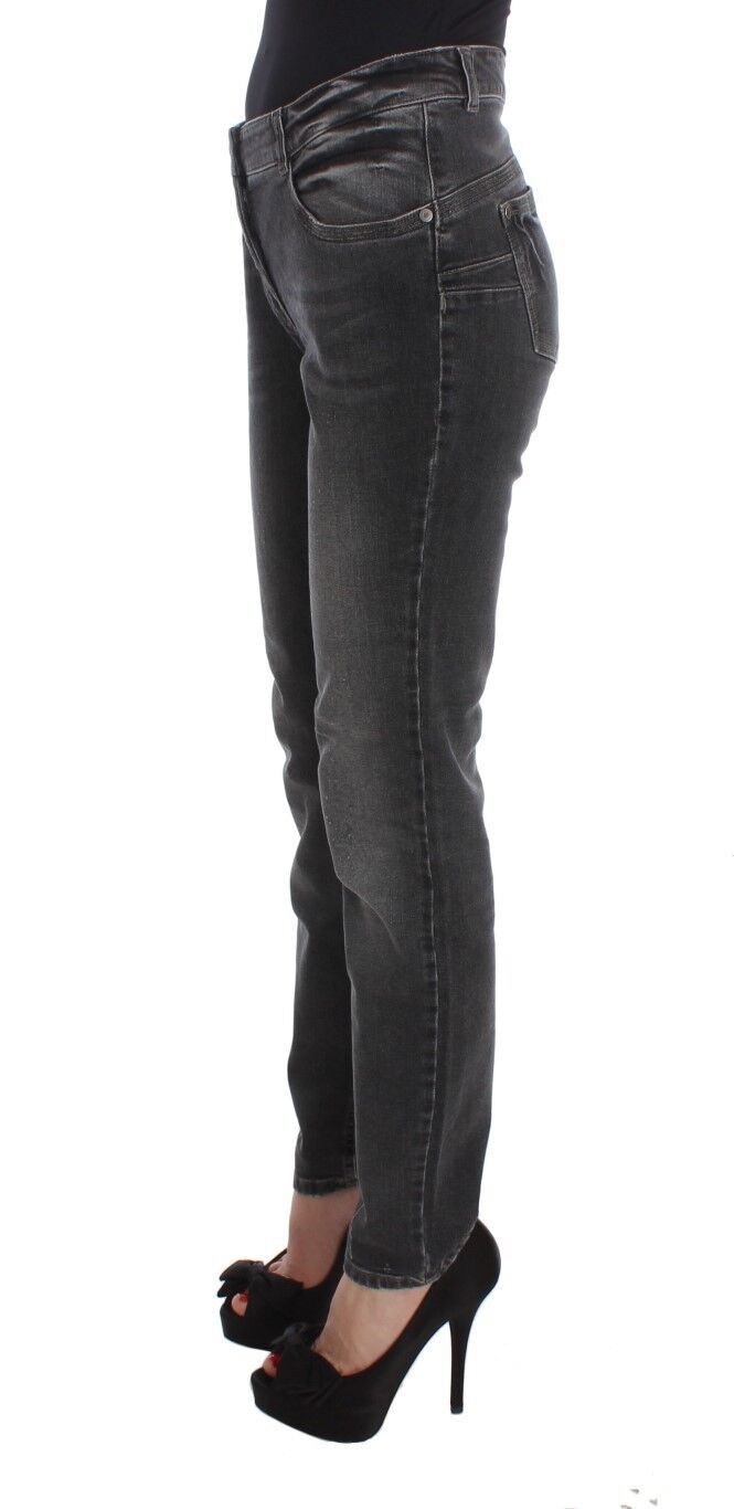 Woman wearing skinny jeans and black heels