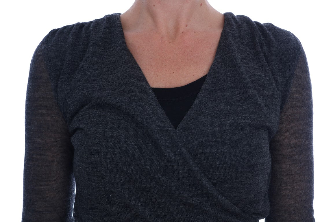 Long sleeved black sweater with round neckline
