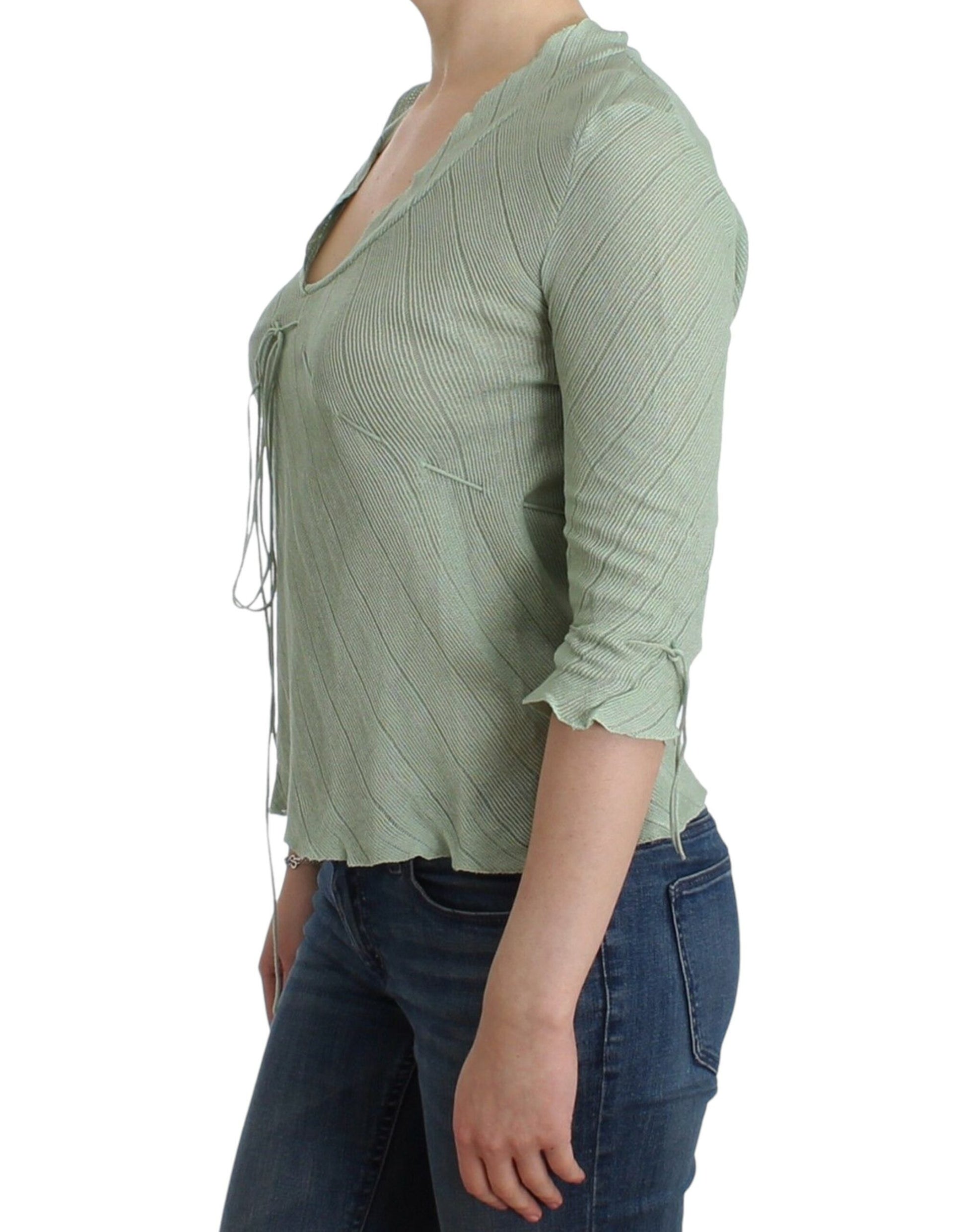 Woman wearing a green top and blue jeans