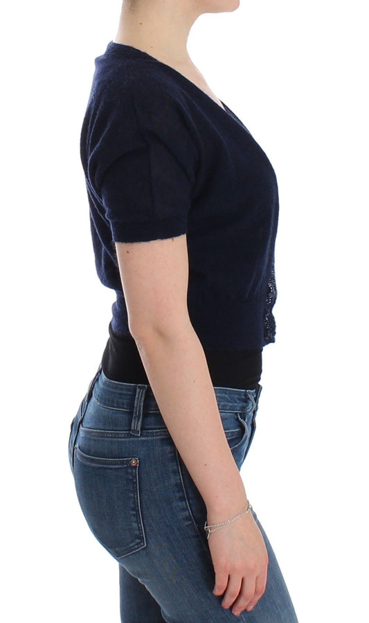 Woman wearing black shirt and blue jeans