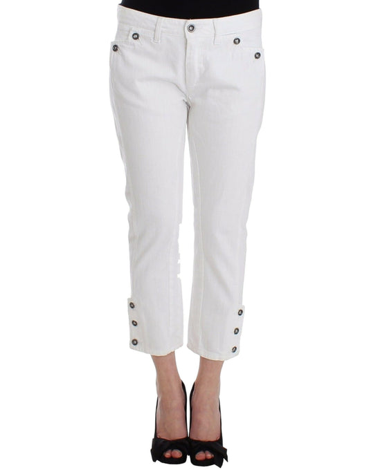White skinny jeans with zipper details and black heels
