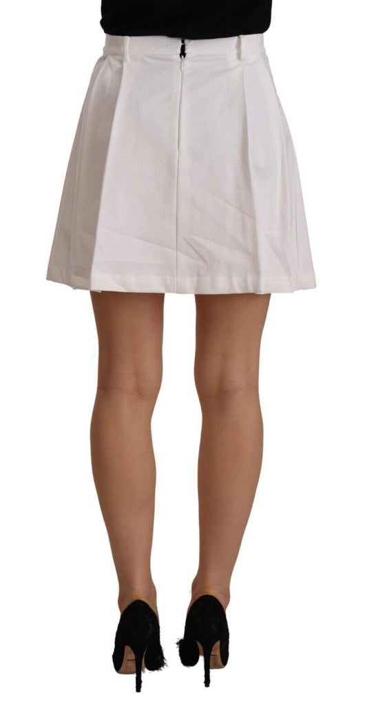 White skirt with pleats worn by a woman