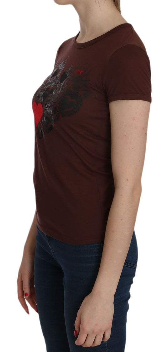 Woman wearing brown t-shirt with graphic design on front
