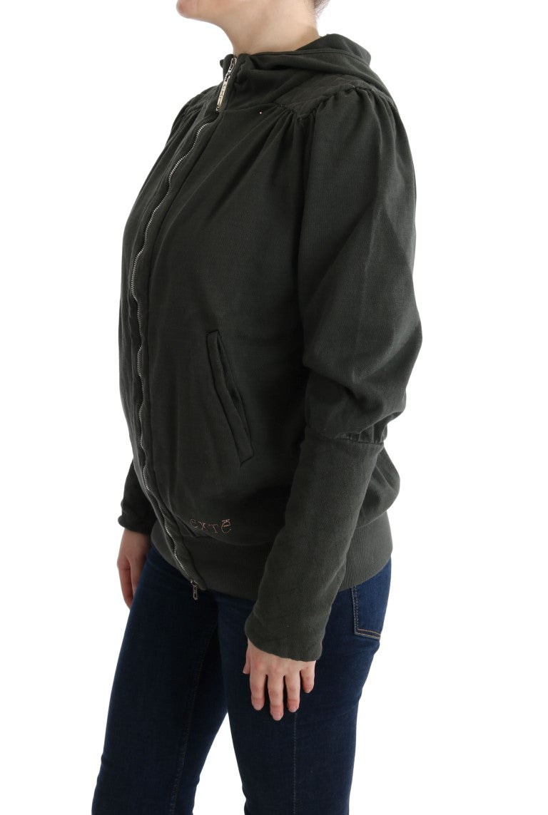 Woman wearing a dark jacket with hood