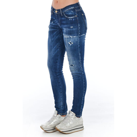 Woman wearing blue jeans and white sneakers