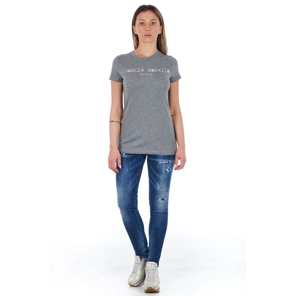Woman wearing gray t-shirt and blue jeans
