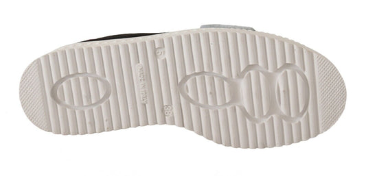 A single shoe against a neutral background. It appears to be a sneaker with a visible logo on the side of the sole. The l