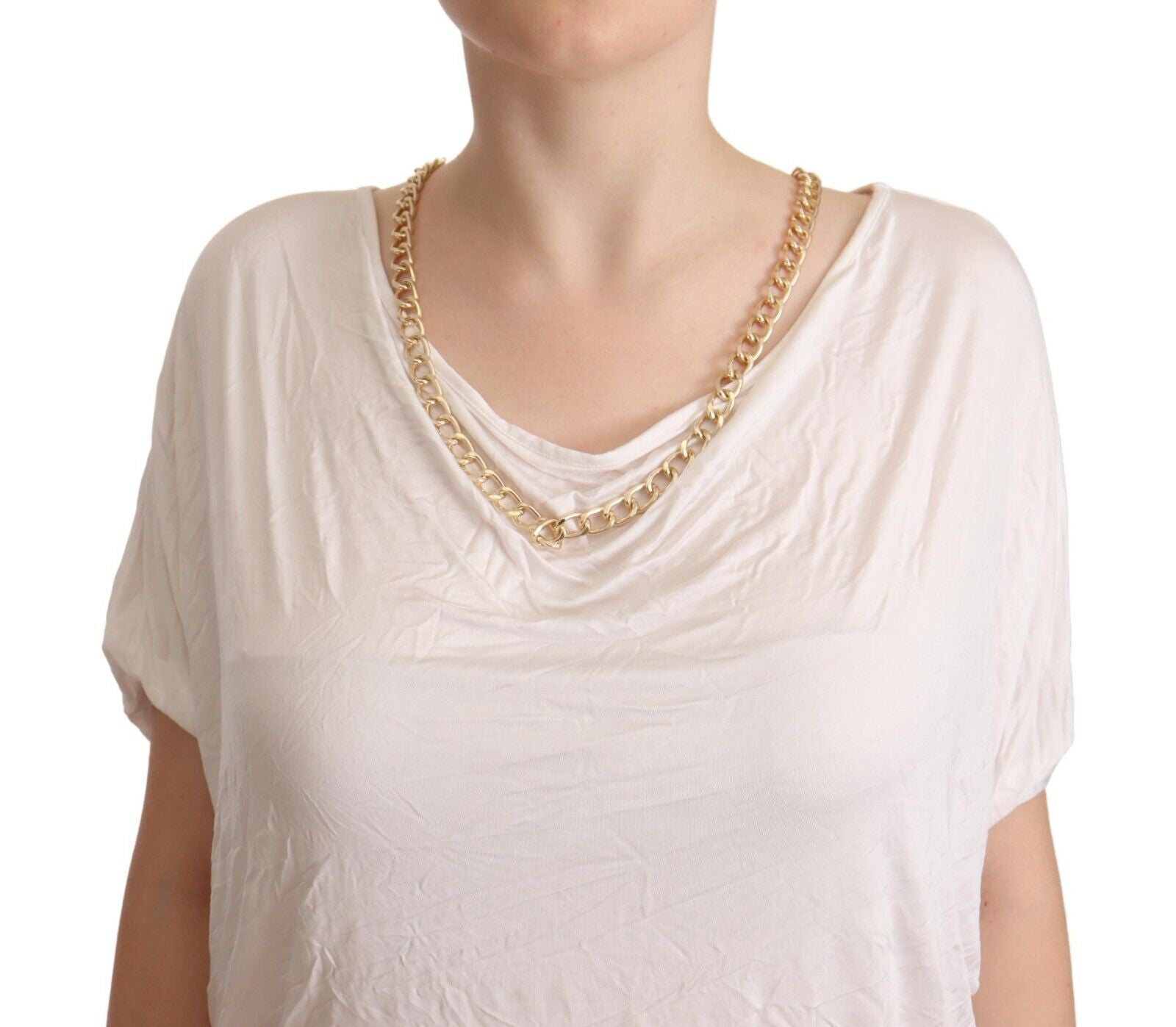 Woman wearing a white shirt with a gold necklace