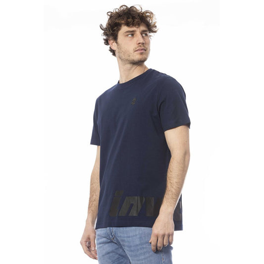 Man wearing dark blue t-shirt and jeans