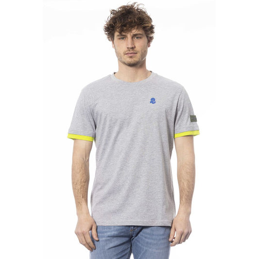 Man wearing gray t-shirt with yellow sleeves