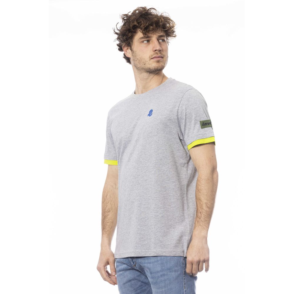 Man wearing gray t-shirt with yellow sleeve