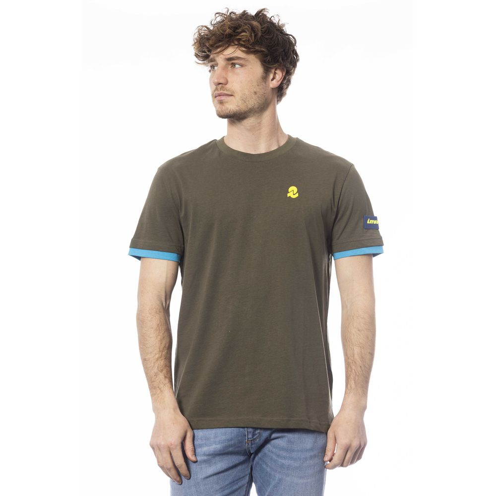 Man wearing a green t-shirt with blue trim