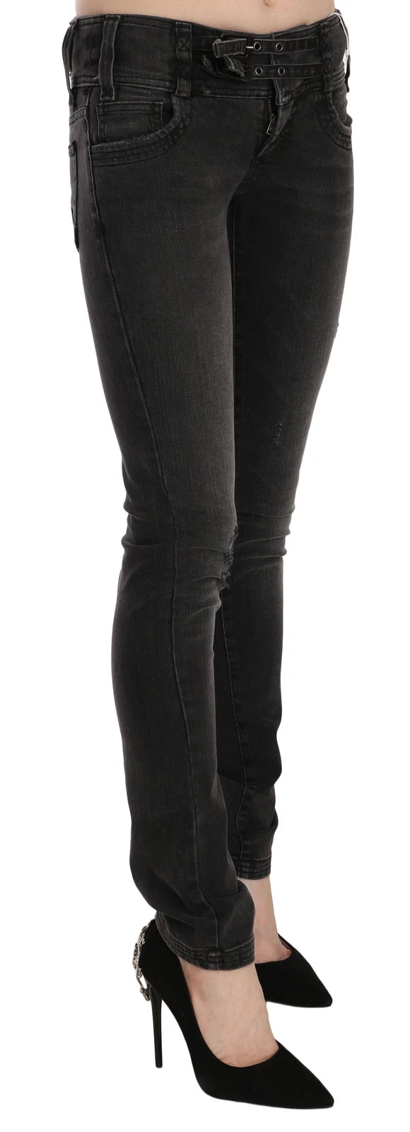 Woman wearing black skinny jeans