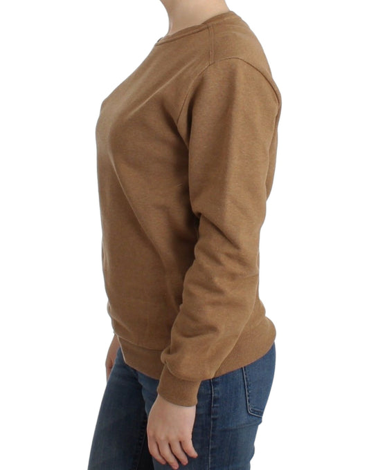 Brown long sleeve sweatshirt on woman
