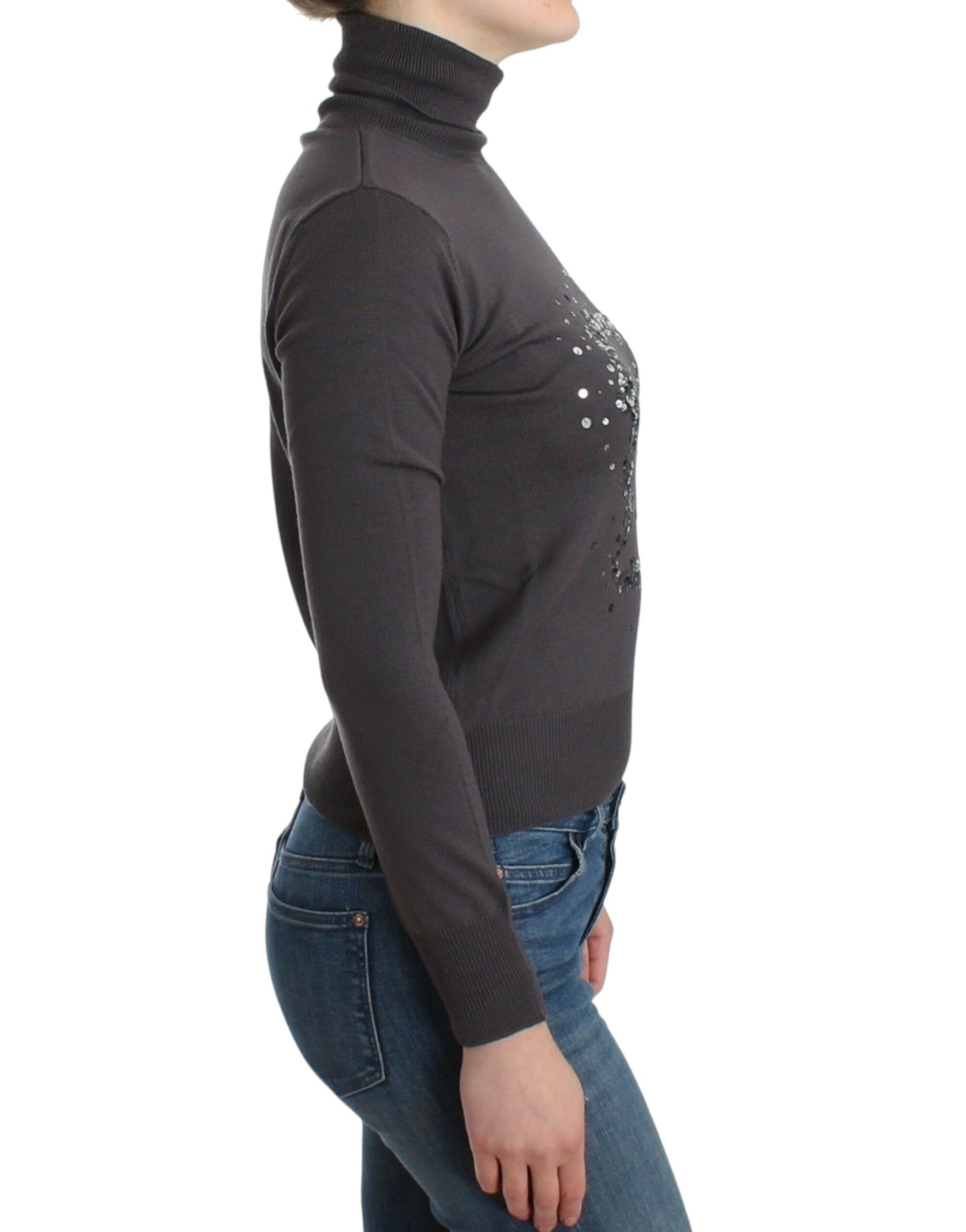 Woman wearing long sleeve turtleneck sweater