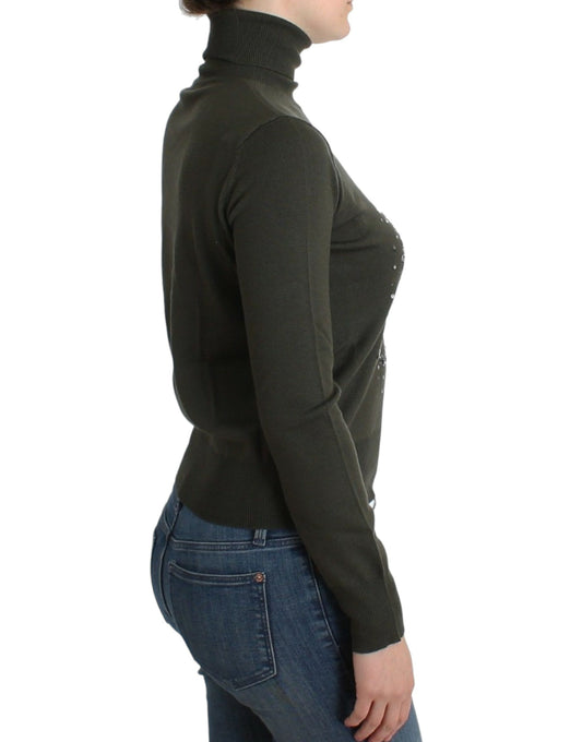 Woman wearing dark turtleneck sweater and blue jeans