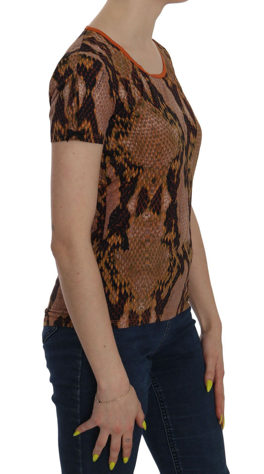Woman wearing a patterned top with short sleeves
