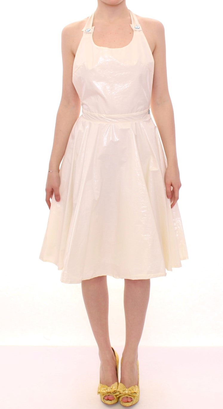 Woman wearing a white dress with a belt