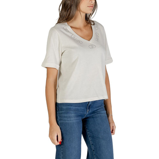 Woman wearing a white t-shirt and blue jeans