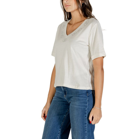 Woman wearing a white t-shirt and blue jeans