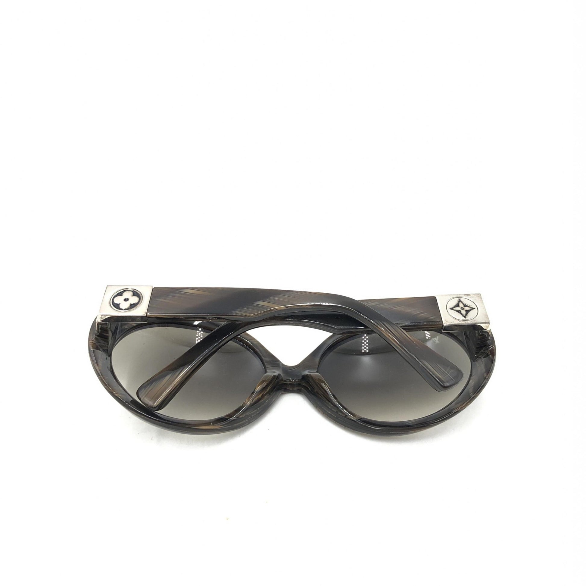 Sunglasses with tortoiseshell pattern and silver accents