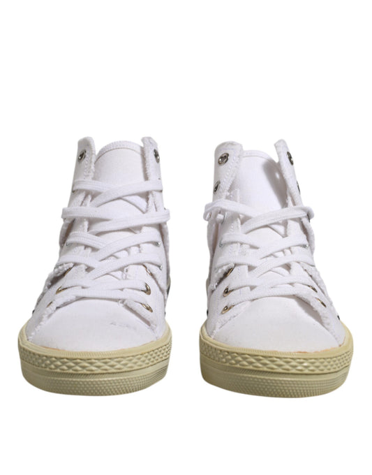 White sneakers with white laces