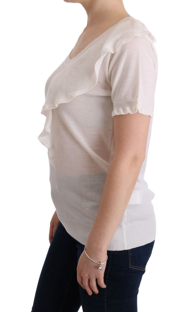 Woman wearing a white blouse with ruffled sleeves