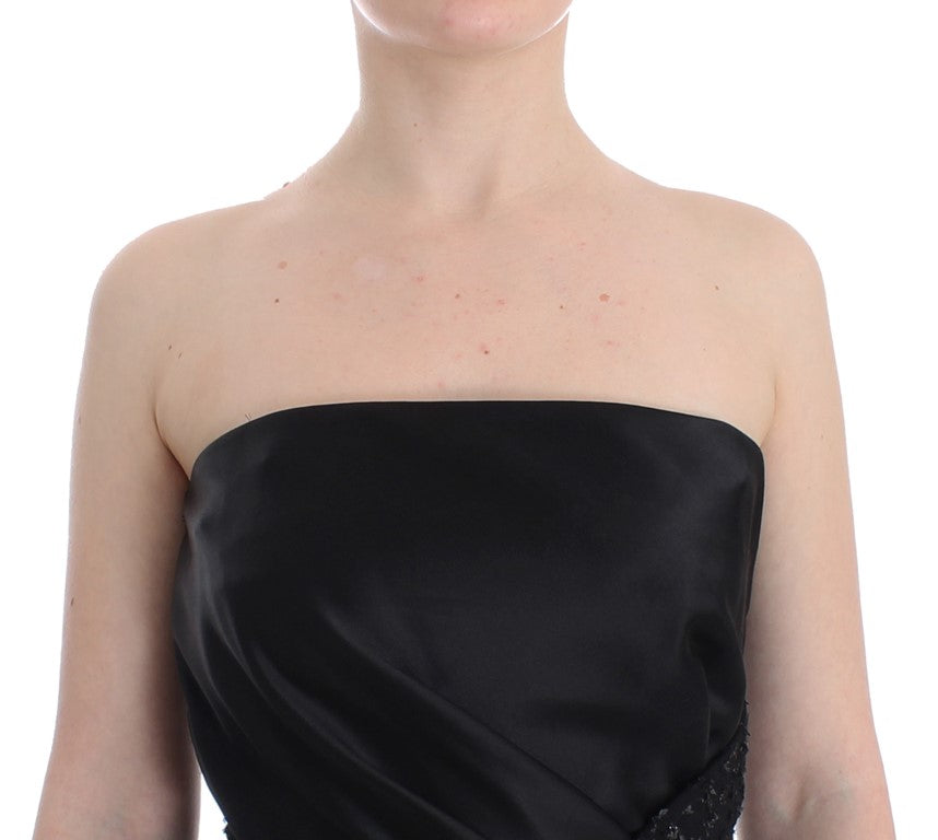 Black strapless dress on a mannequin