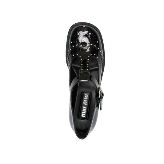 Black shoe with white laces and a small skull design on the side