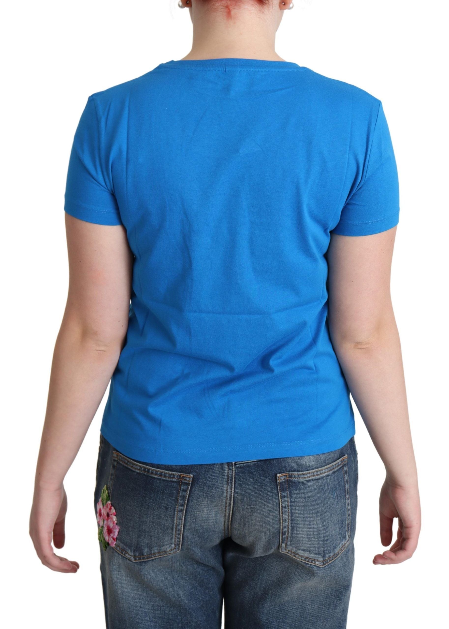 Woman wearing blue t-shirt and jeans