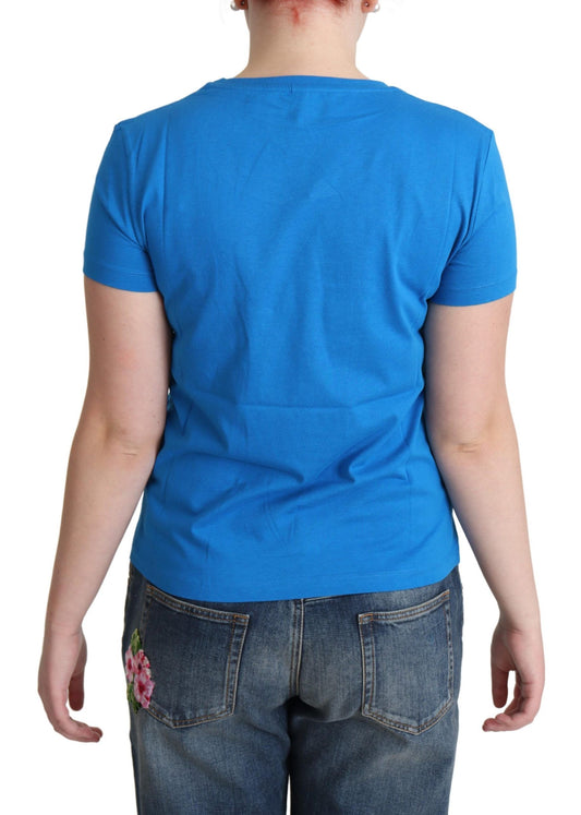 Woman wearing blue t-shirt and jeans